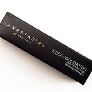 ANASTASIA BEVERLY HILLS
STICK FOUNDATION: Natural